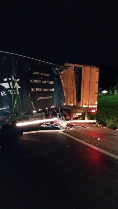 Foto 3 de 3 — Grave acidente entre dois caminhões na rodovia SP-310 deixa o trânsito lento em Araraquara